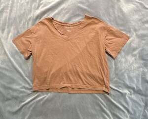 Isa & Ella Women's Organic Cotton Short Sleeve V-Neck Cropped T-Shirt